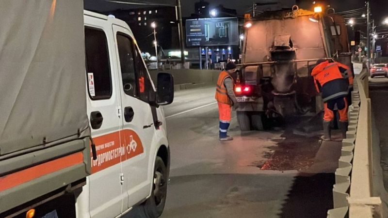 Ямы на дорогах Кирова продолжают ремонтировать