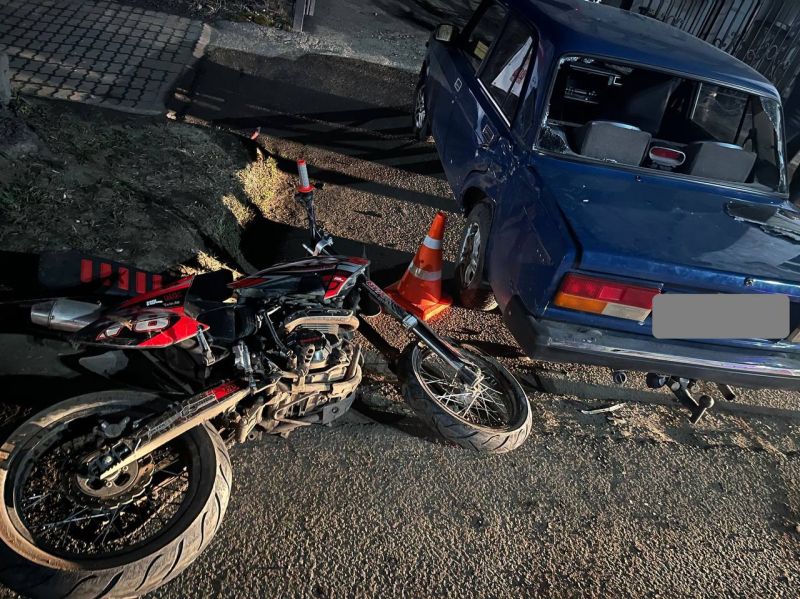 В Слободском 16-летний мотоциклист-бесправник въехал в ВАЗ-21074