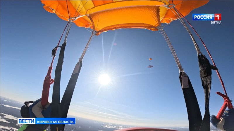 Парашютисты-пожарные проводят воздушные тренировки