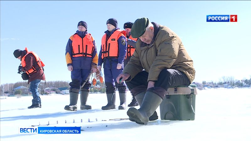 Сотрудники МЧС предупреждают рыбаков об опасности весеннего льда
