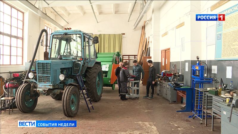 В сельхозтехникуме Котельнича девушка учит студентов техобслуживанию и ремонту двигателей