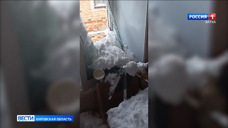 В Кирове снег, упавший с крыши, выбил окна в доме на Молодой Гвардии