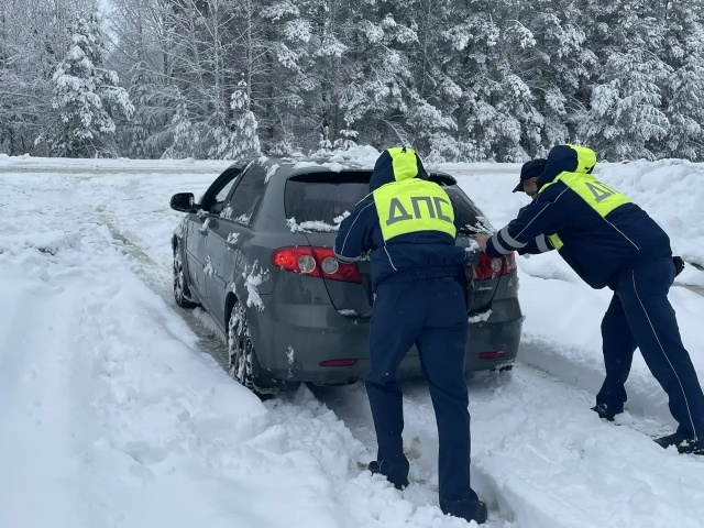 В Нолинском районе автоинспекторы помогли водителю, вылетевшему в кювет