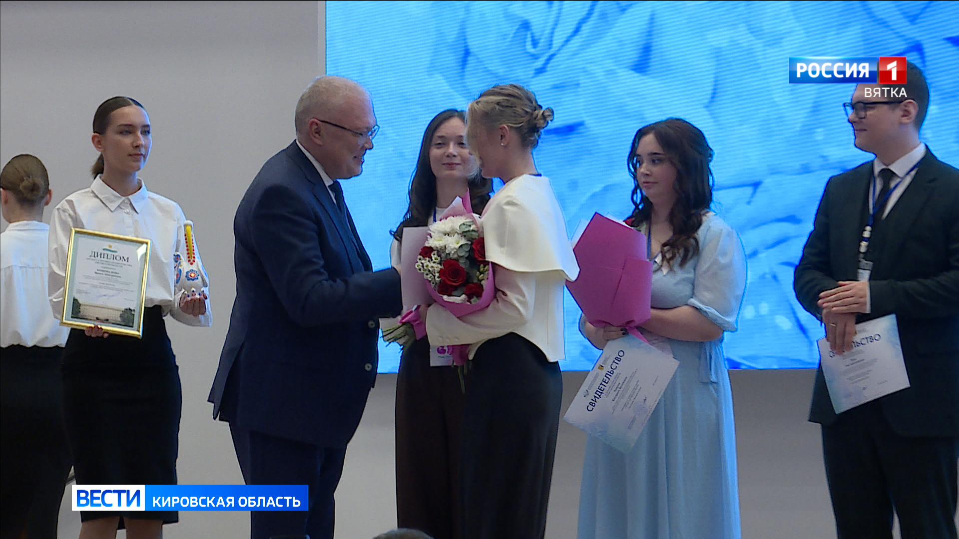 Губернатор Александр Соколов и депутат Андрей Березин наградили победителей конкурса «Учитель года»