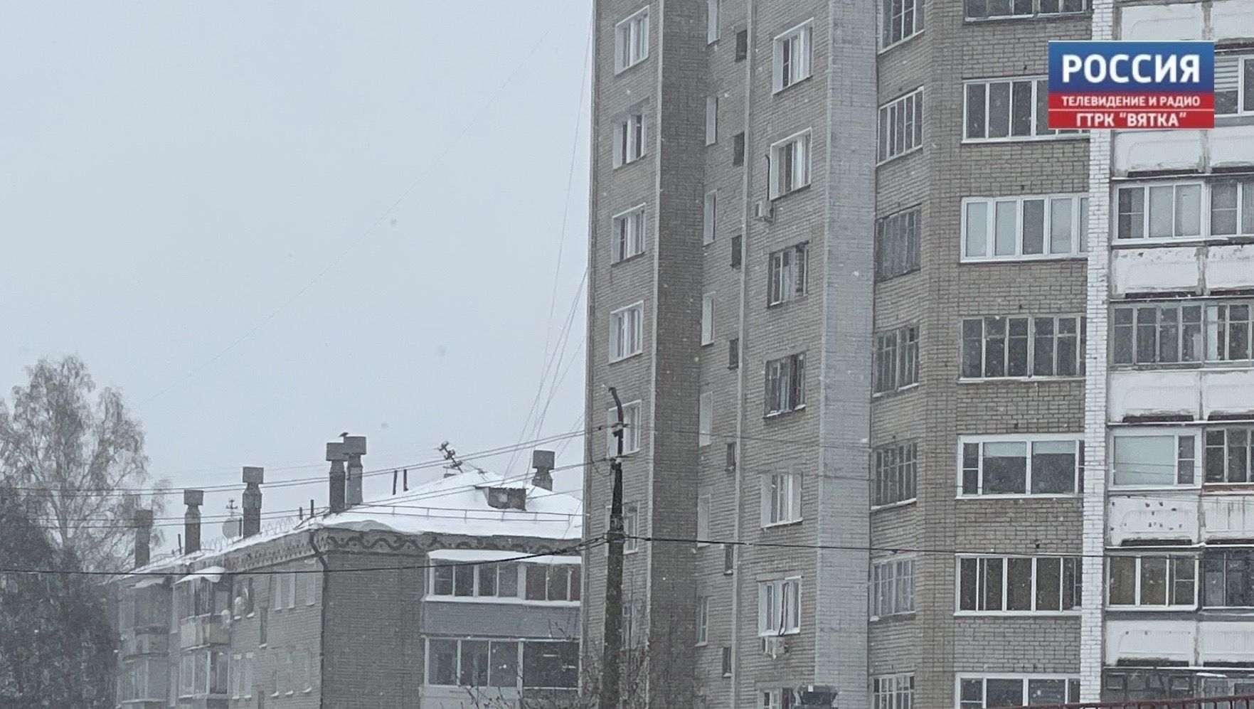 Управляющим компаниям поручили убирать снежные свесы и сосульки с крыш домов