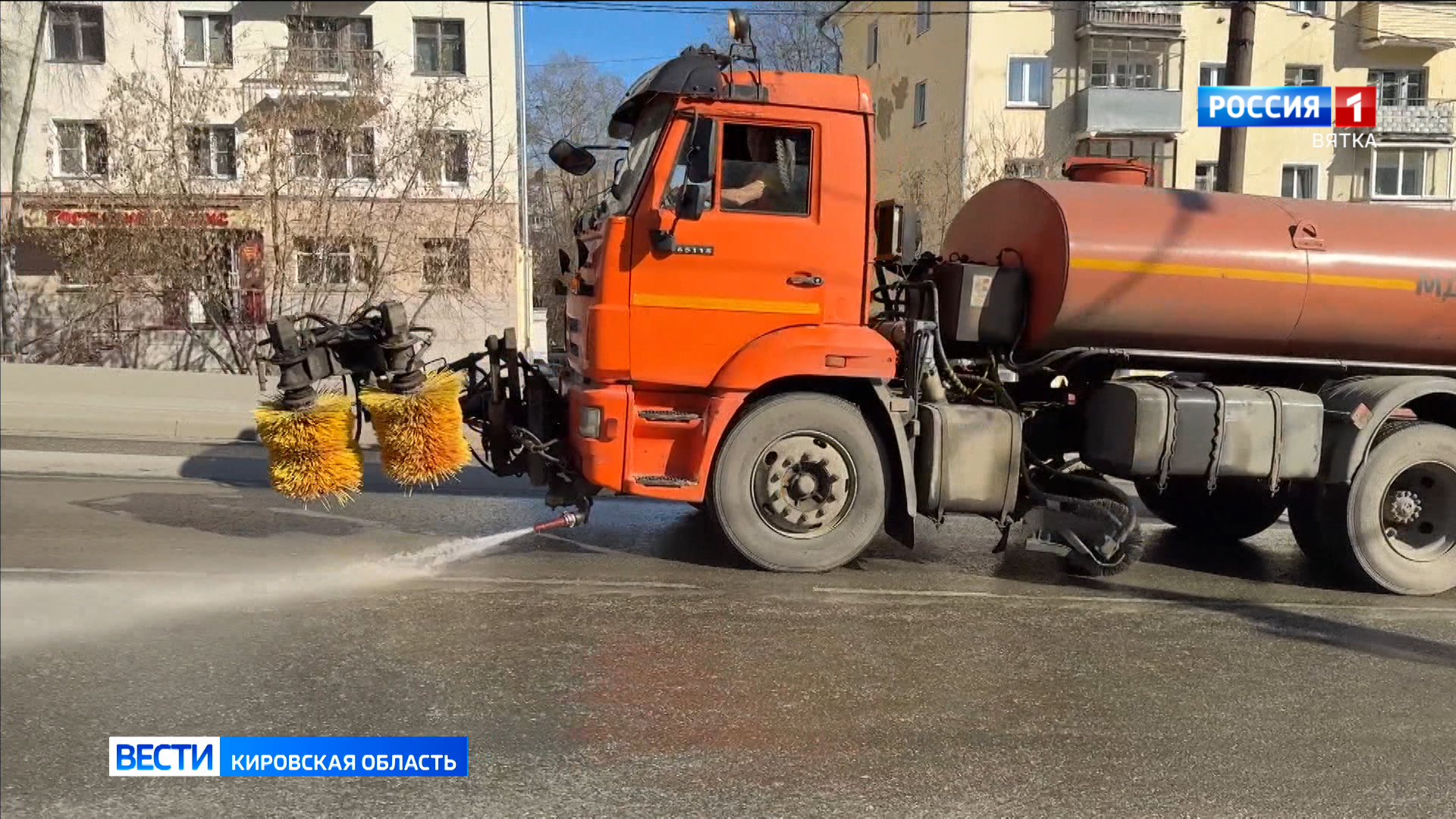 Подрядчики вывели на улицы Кирова поливомоечные машины