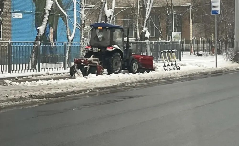 На улицах города работает снегоуборочная техника