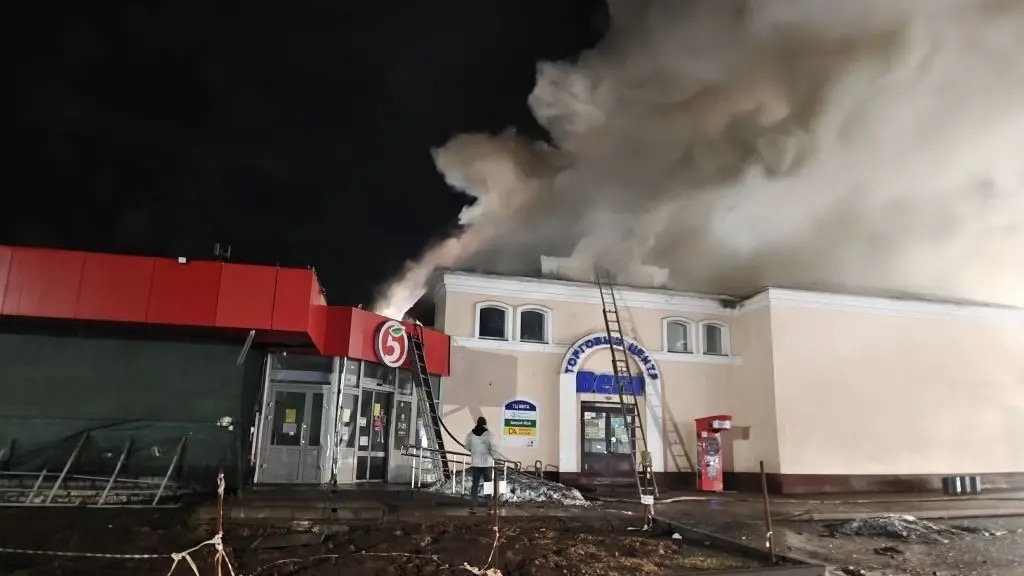 В Слободском произошел ночной пожар в торговом центре