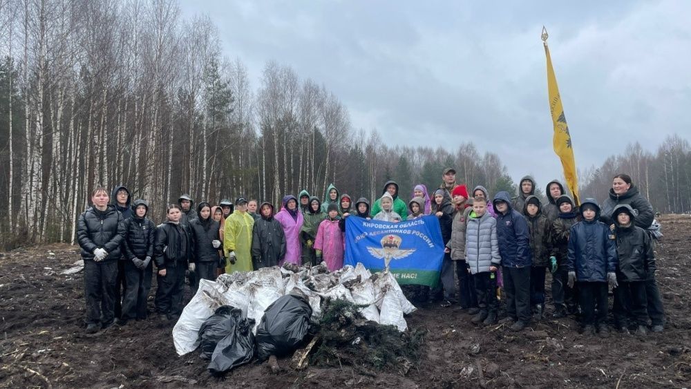 Юнармейцы провели в Кирове общероссийский субботник «Место памяти»