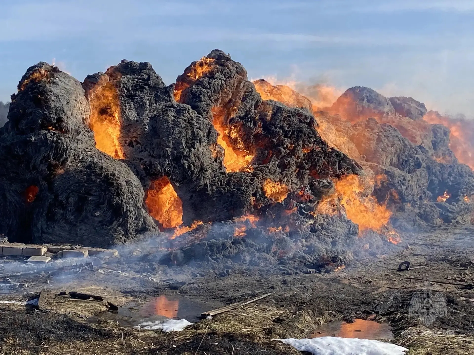 В Оричевском округе сгорели склад и 200 рулонов сена