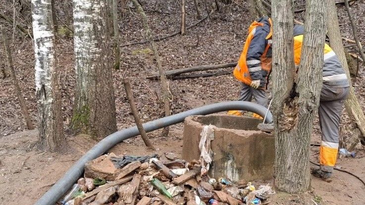 В Кирове на улице Заводской устраняют утечку из промышленных колодцев