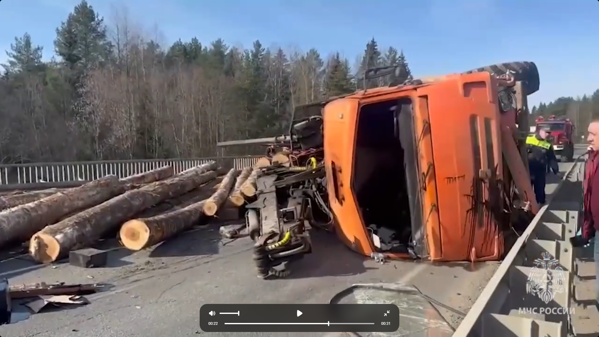 В Слободском районе возле села Ильинское в четверг перевернулся лесовоз