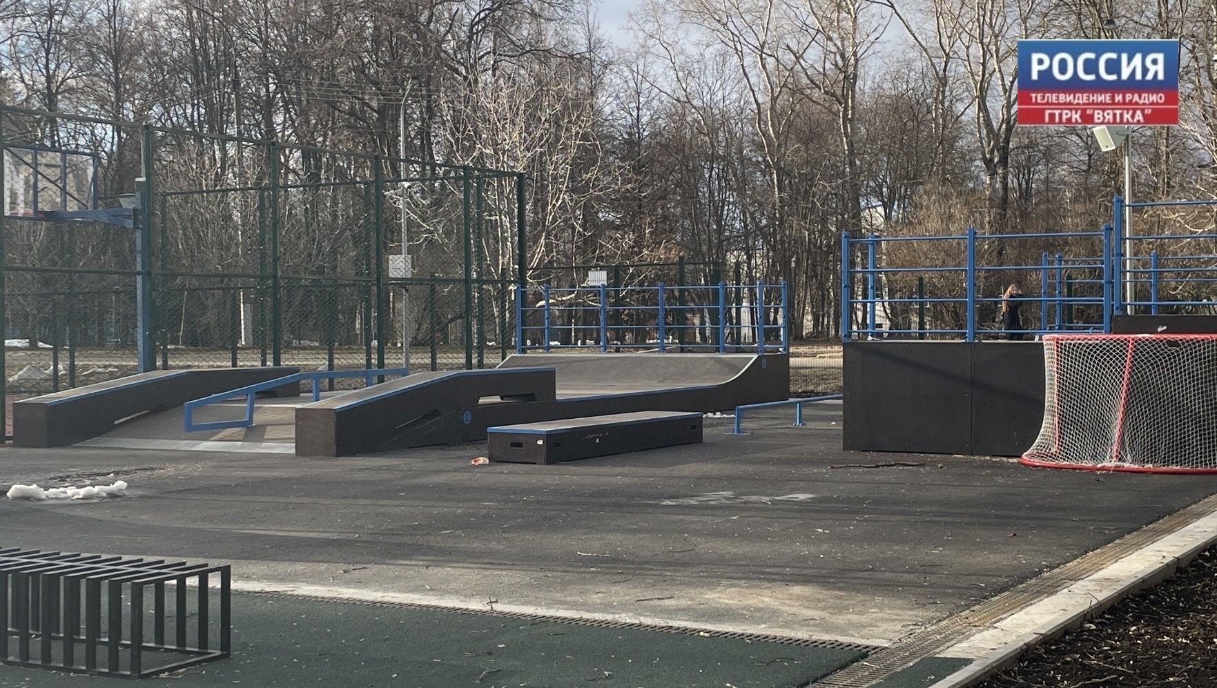 Спортплощадку в парке Гагарина готовят к открытию