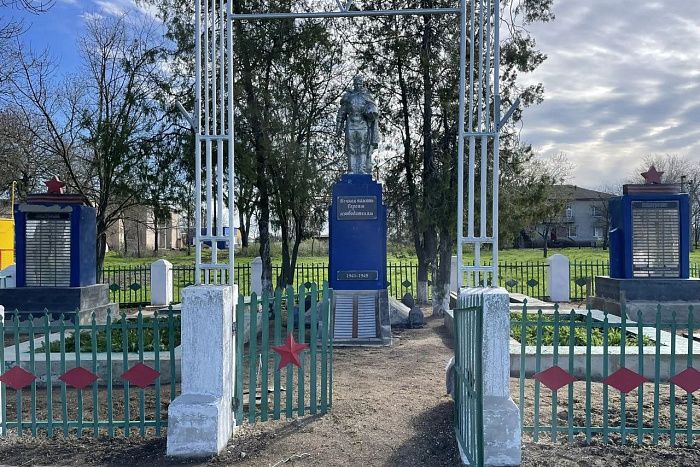 Памятник Воинам-освободителям в селе Запорожье продолжают восстанавливать