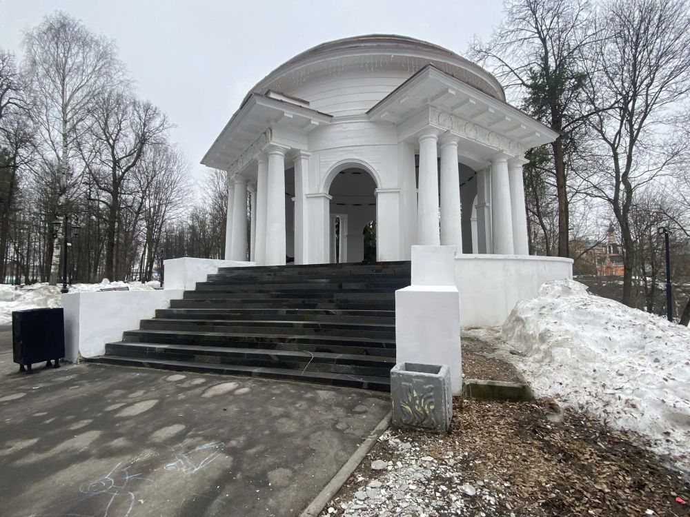 В Александровском саду обновили ротонды