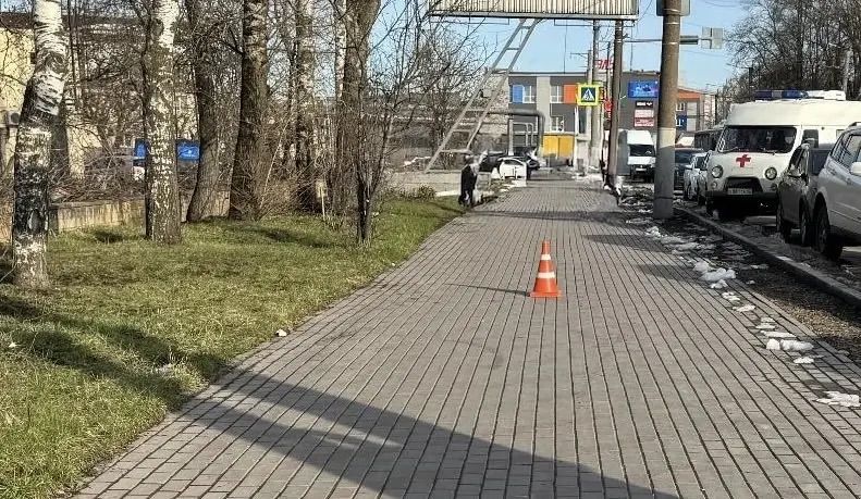 В Кирове неизвестный сбил на самокате 64-летнего мужчину