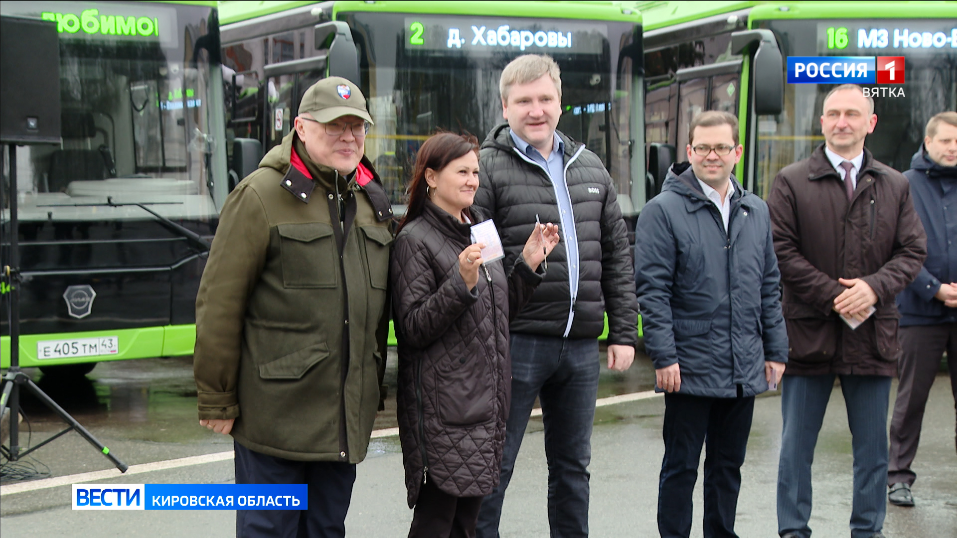 Александр Соколов и депутаты Борис Веснин и Андрей Березин вручили ключи от 15 новых автобусов для кировчан