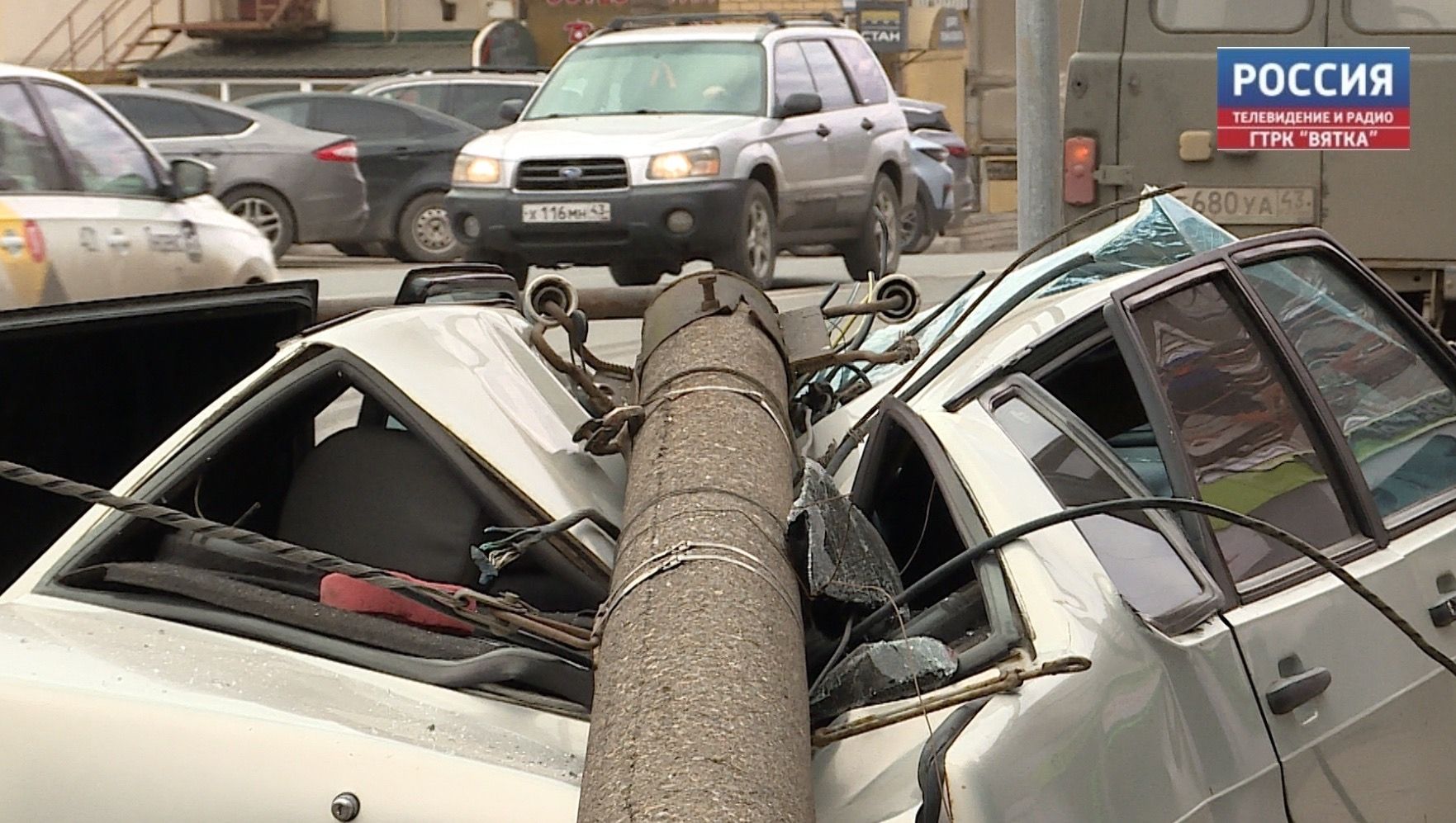 В Кирове на улице Профсоюзной уберут столб, который упал на автомобиль