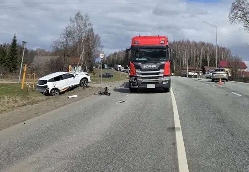 В Слободском районе из-за аварии с грузовиками ограничено движение
