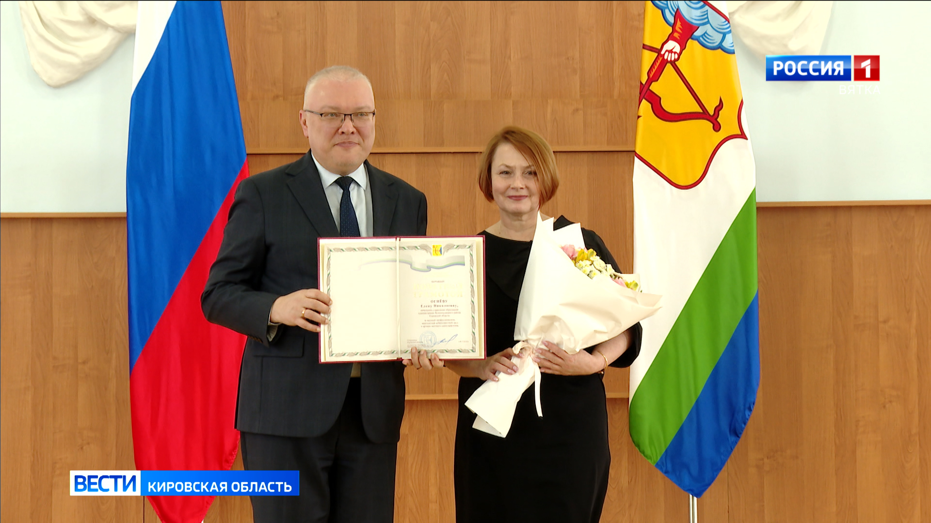 Александр Соколов и депутаты Борис Веснин и Андрей Березин поздравили сотрудников органов местного самоуправления с профессиональным праздником