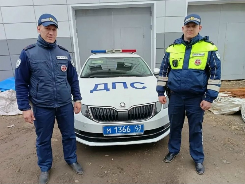 Автоинспекторы помогли потушить возгорание на приусадебном участке в Яранске