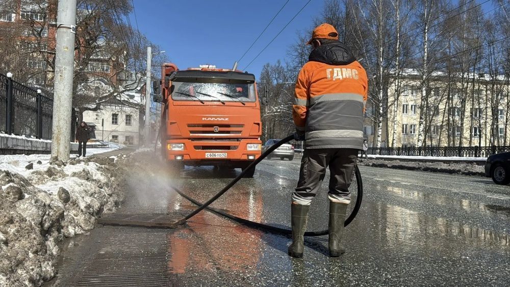 В Кирове дорожники восстанавливают водопропускную способность ливневок