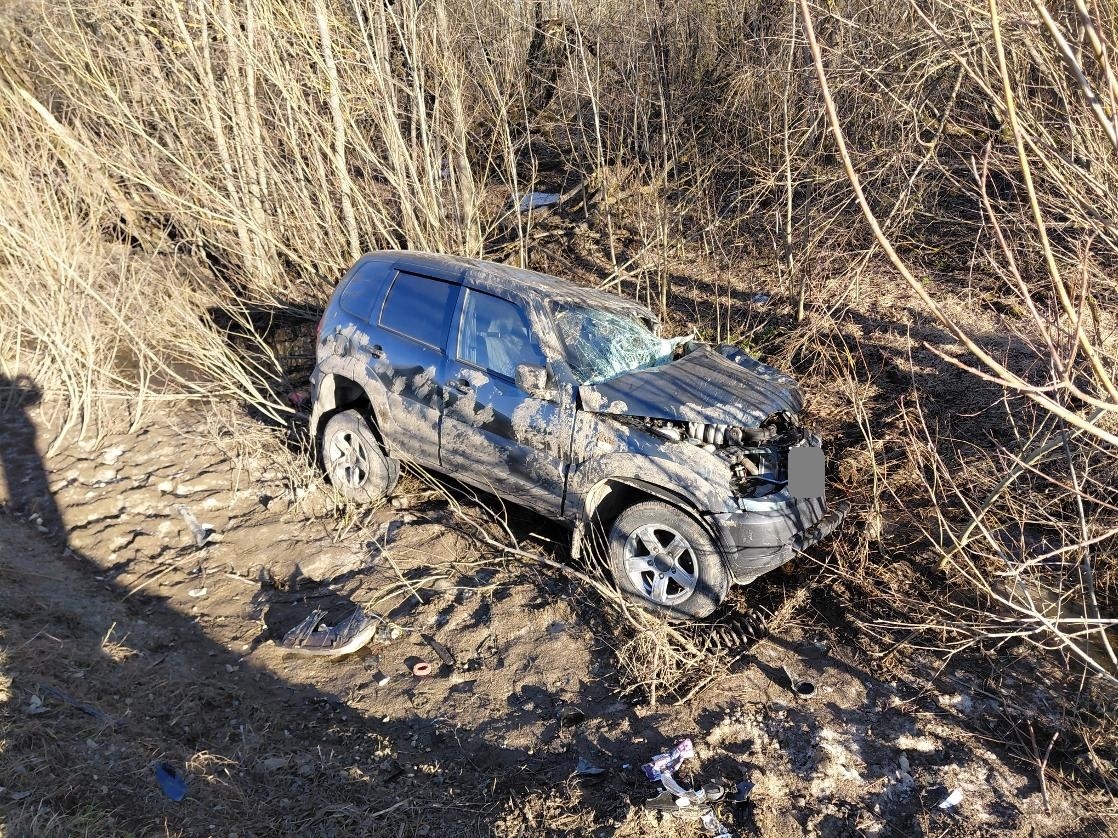 После столкновения с фурой «Нива» вылетела с дороги в Кирово-Чепецком районе