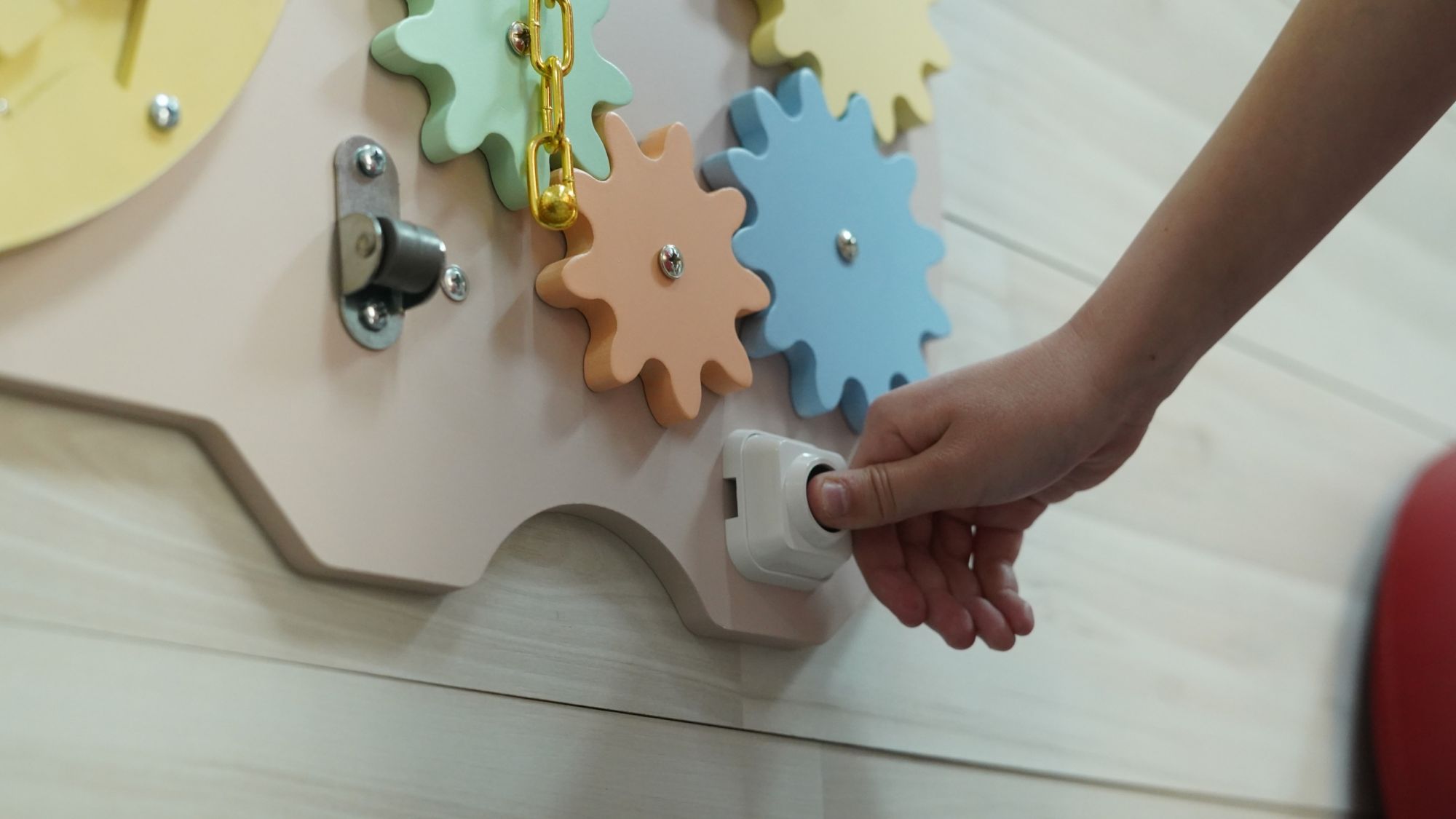 В Детской областной больнице установили развивающие панели для малышей