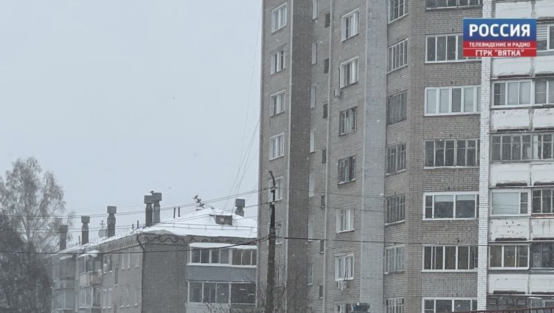 Управляющим компаниям поручили убирать снежные свесы и сосульки с крыш домов