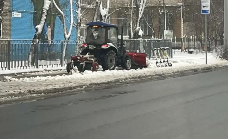 На улицах города работает снегоуборочная техника