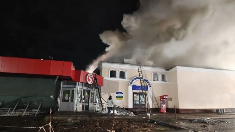 В Слободском произошел ночной пожар в торговом центре