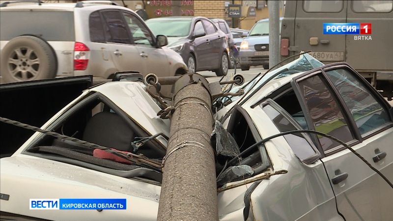 В Кирове в результате падения столба уличного освещения на легковой автомобиль никто не пострадал