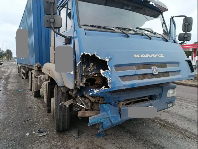 В Белой Холунице КАМАЗ столкнулся с легковым авто: есть жертвы