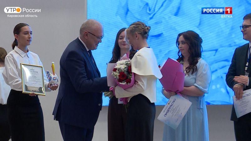 Губернатор Александр Соколов и депутат Андрей Березин наградили победителей конкурса «Учитель года»