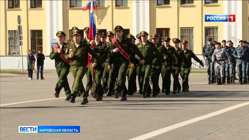На Театральной площади начались репетиции парада Победы