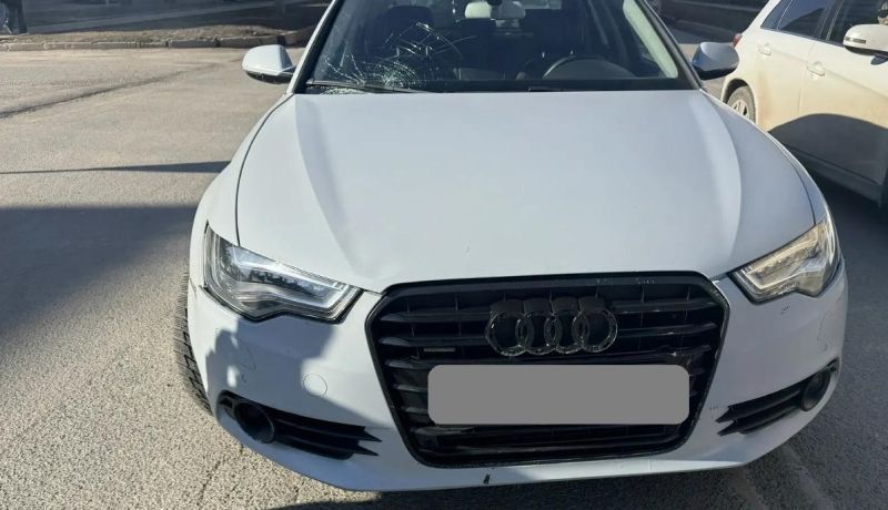 В Кирове от столкновения с легковушкой пострадал электровелосипедист