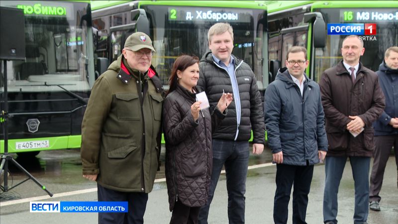 Александр Соколов и депутаты Борис Веснин и Андрей Березин вручили ключи от 15 новых автобусов для кировчан