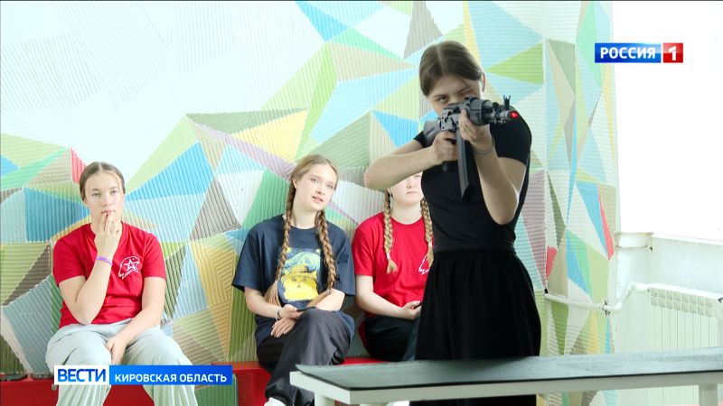 В Кирове стартовала военно-спортивная игра «Девушки в погонах»