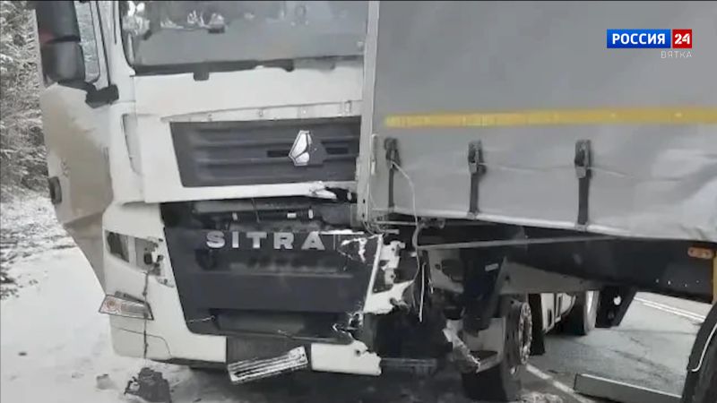 В Омутнинском районе при столкновении трех грузовиков пострадали два человека