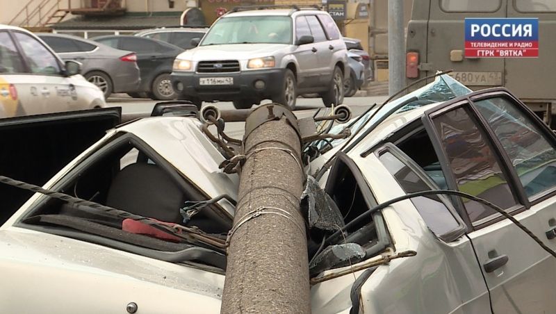 В Кирове на улице Профсоюзной уберут столб, который упал на автомобиль