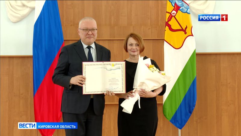 Александр Соколов и депутаты Борис Веснин и Андрей Березин поздравили сотрудников органов местного самоуправления с профессиональным праздником