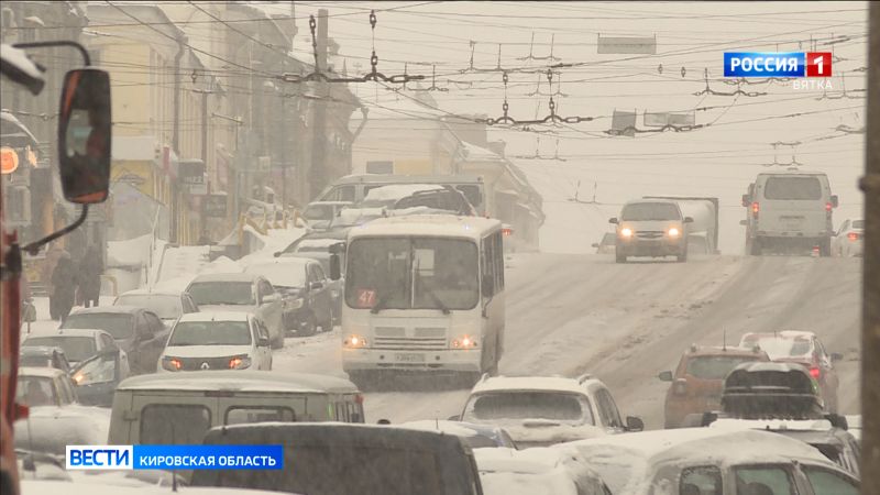 Кировчанам рекомендуют подождать со сменой зимней резины на летнюю на автомобилях