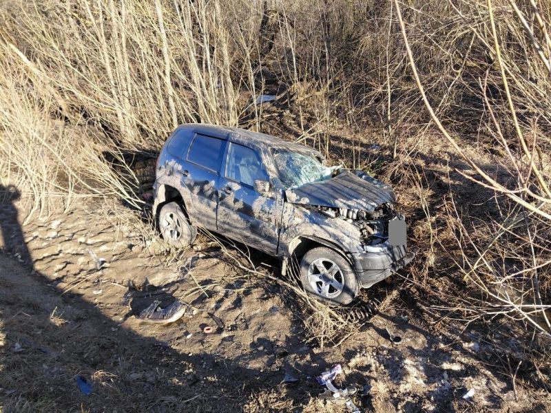 После столкновения с фурой «Нива» вылетела с дороги в Кирово-Чепецком районе
