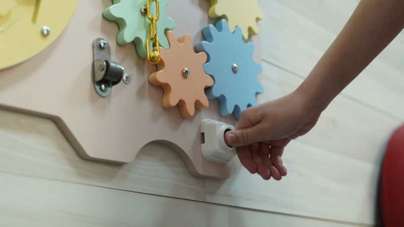 В Детской областной больнице установили развивающие панели для малышей