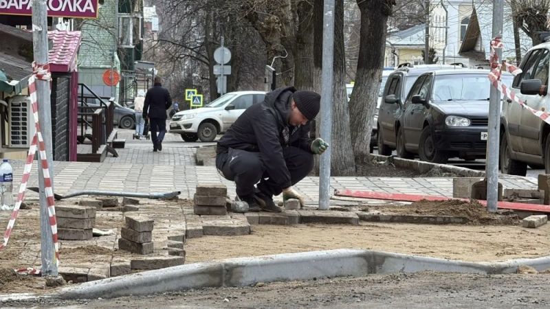 В Кирове на улице Московской приводят в порядок брусчатку и бордюры