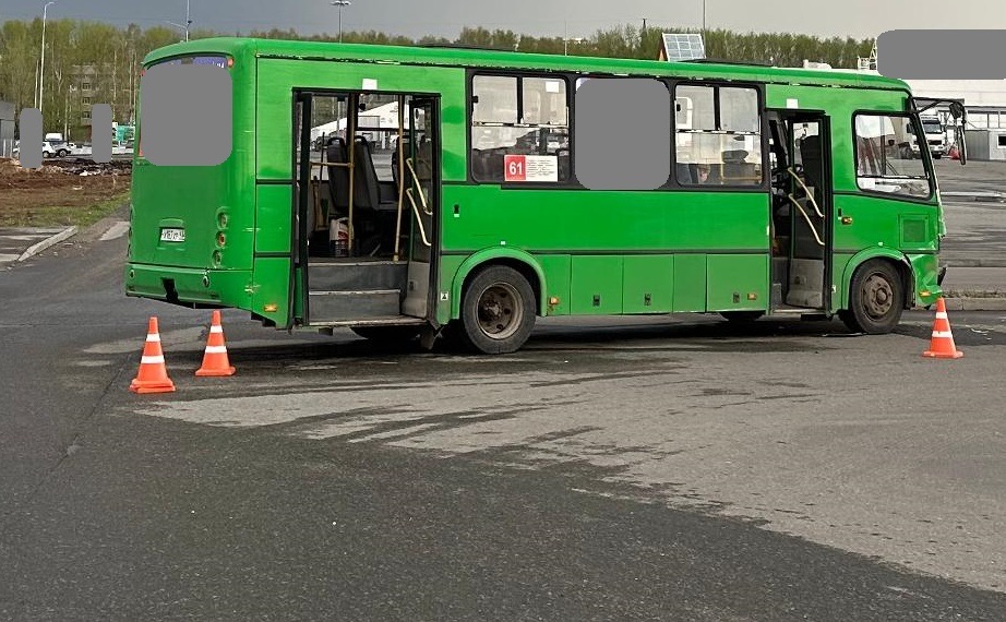 4-летняя девочка пострадала от столкновения автобуса с кроссовером в Кирове