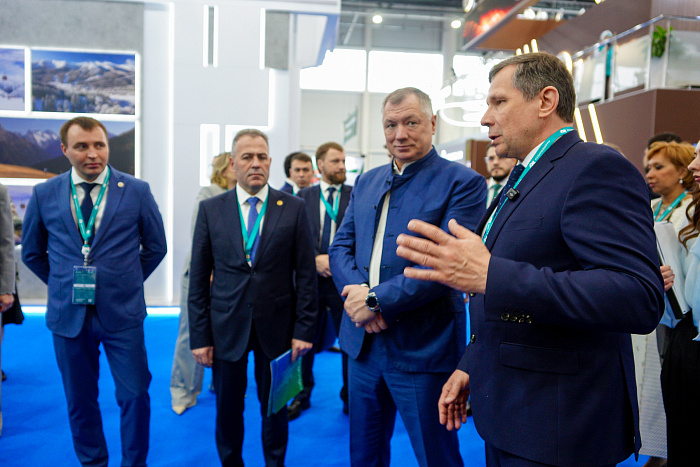 Михаил Сандалов провел экскурсию по региональному стенду для Марата Хуснуллина на Международном форуме в Казани