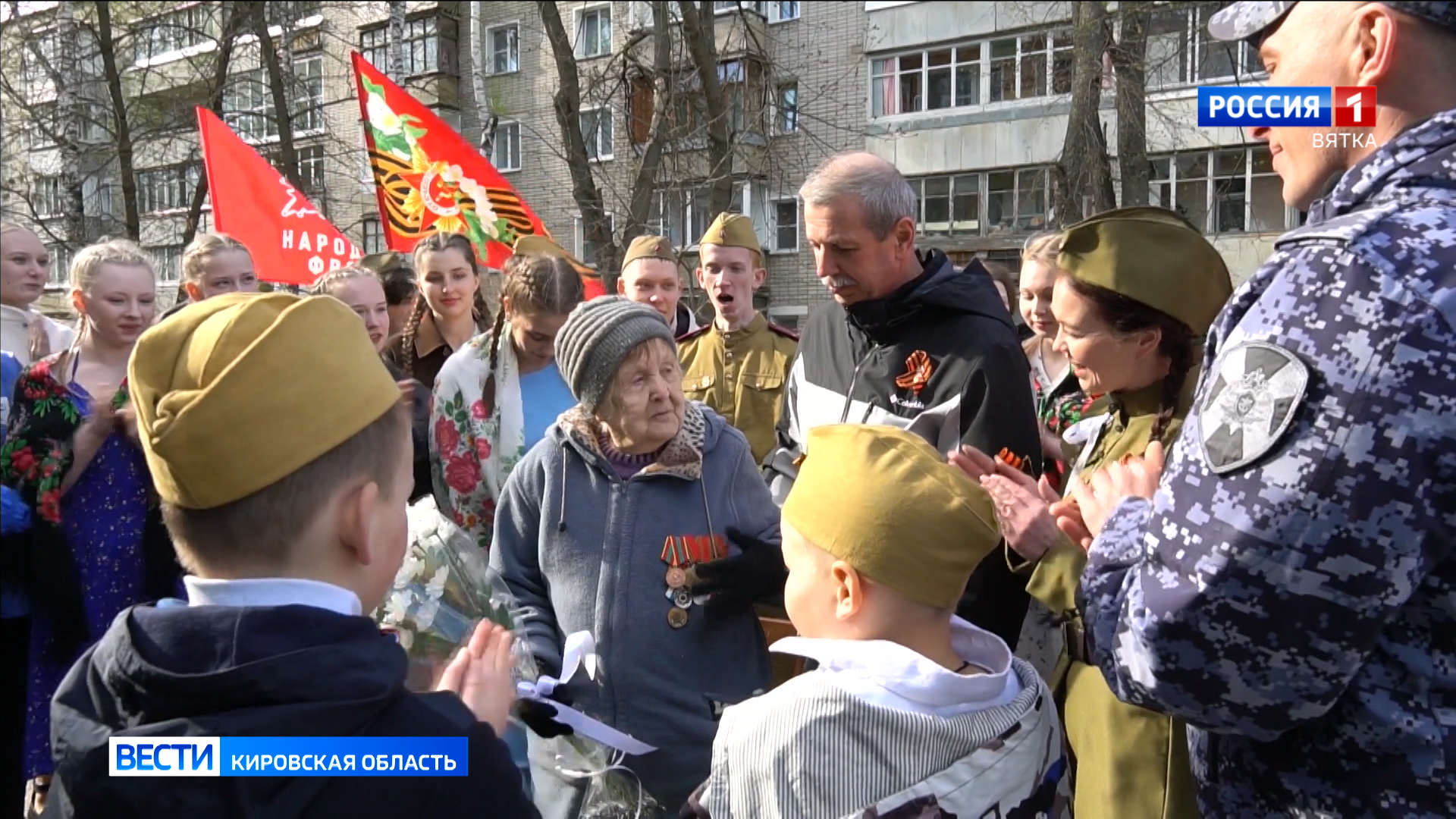 95-летнюю кировчанку поздравили с Днем Победы