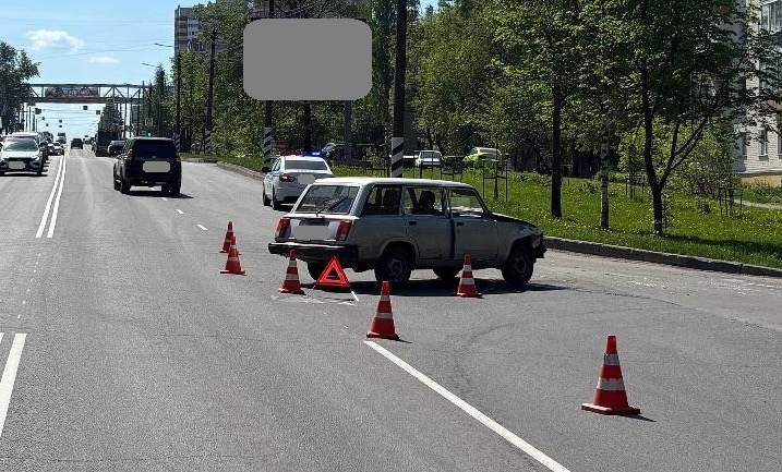 80-летний водитель и его пассажирка пострадали в аварии в Кирове