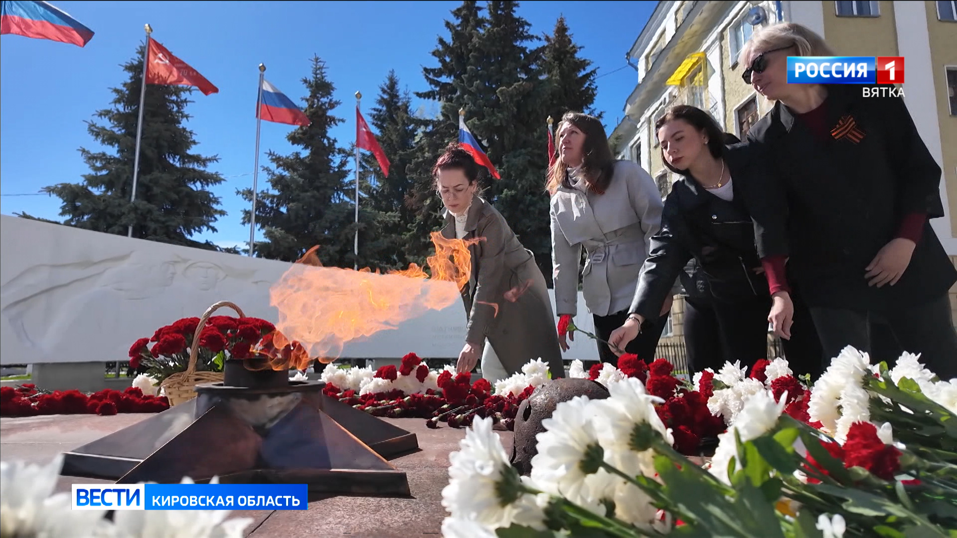 В День радио коллектив ГТРК «Вятка» возложил цветы к Вечному огню
